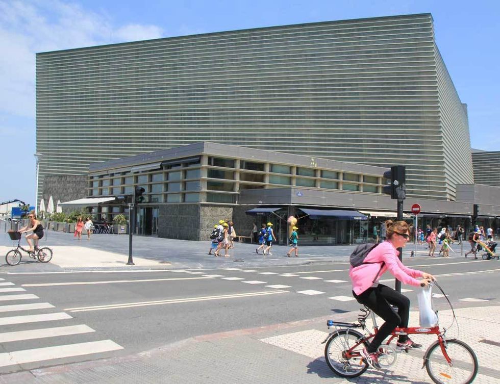 <p>A fines de los 90, Donostia añadió a su perfil de ciudad romántica y simétrica uno de los edificios más emblemáticos de los últimos tiempos: los cubos de Moneo, un complejo que alberga el Palacio de Congresos y <a href="http://www.kursaal.eus" target="_blank">Auditorio Kursaal</a> sede, entre otros, del Festival de Cine de San Sebastián.</p>