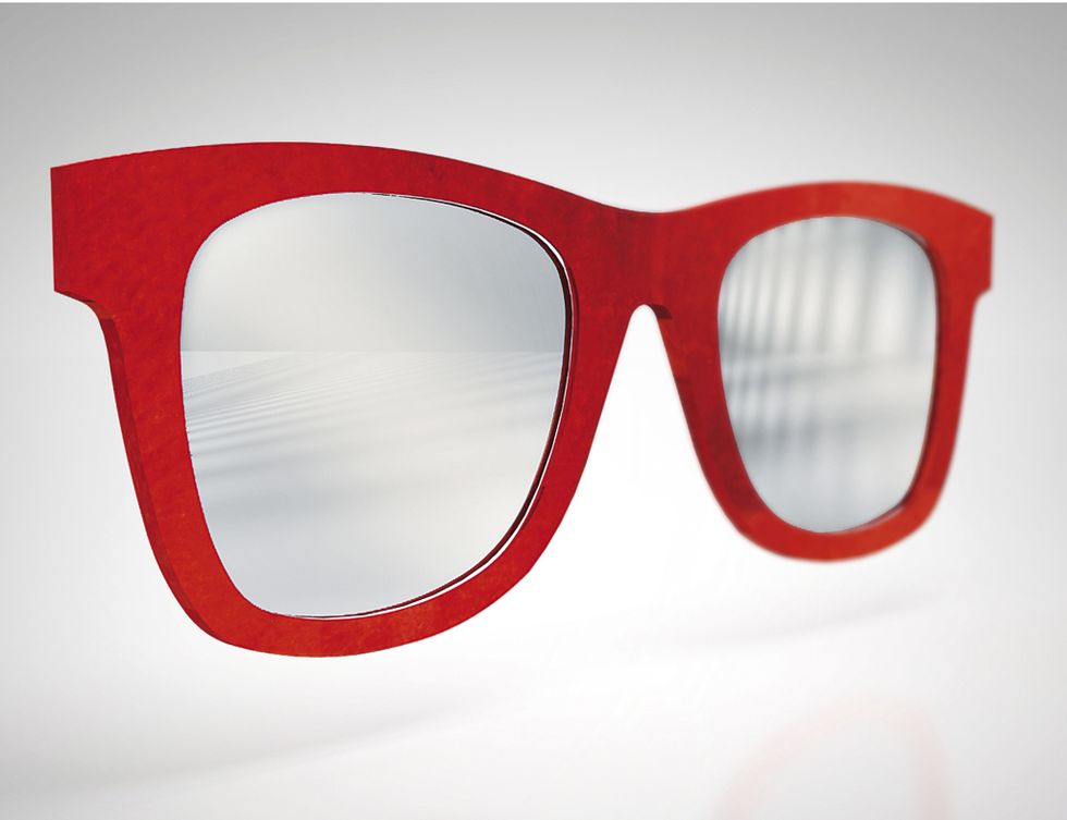 <p>Te servirá el espejo con forma de gafas de sol <i>Eye-Eye,</i> de Lapo Elkan para Meritalia, 530 €. </p>