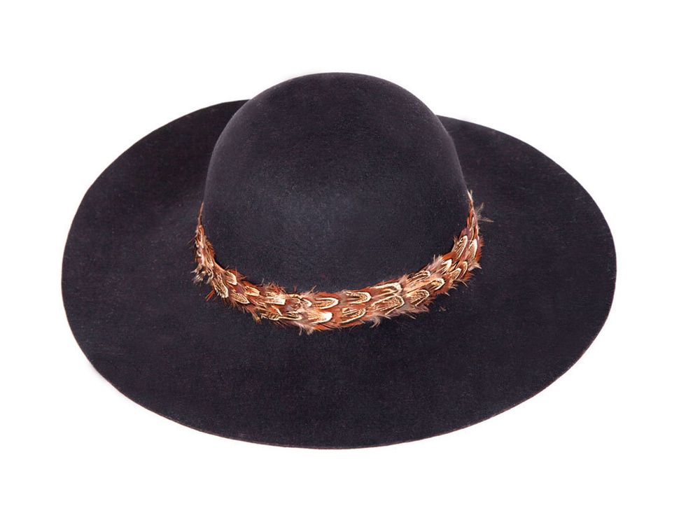 <p>Sombrero con detalle de plumas, de <strong>Lavand</strong> (11€).</p>