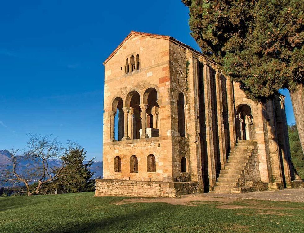 <p>Hay varios templos en el municipio construidos en el antiguo Reino de Asturias, entre 737 y 910, como la iglesia de San Julián de Prados, con interesantes frescos, el palacio de Sta. Mª del Naranco (foto) y San Miguel de Lillo, en la subida al Monte Naranco.</p><p>&nbsp;</p>