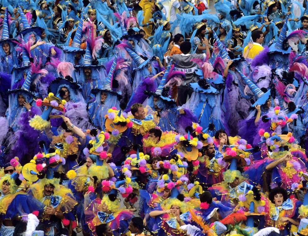 <p>Si hay un carnaval cuya fama ha dado la vuelta al mundo, ese es el de Rio de Janeiro. El carnaval en la ciudad brasileña es conocido fundamentalmente por su desfile de samba, que reune a todas las escuelas de este baile en el sambódromo, con aforo para 100.000 espectadores. El tema y el vestuario escogido por cada escuela varía cada año y las propuestas son verdaderamente creativas. Las escuelas de samba llegan a estar formadas por miles de miembros divididos en secciones: todo un espectáculo multitudinario que te dejará sin aliento (del 8 al 13 de febrero de 2013).</p>