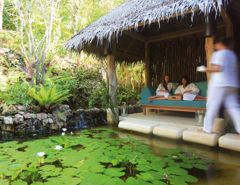 <p>
Imagínate frente a las estimulantes vistas de la bahía tailandesa de Phang Nga. Six Senses Yao Noi oferta Meditación y masaje bajo la luna (240 euros). Recibirás esta experiencia una noche de luna llena. Durante 30 minutos un especialista descontracturará tu espalda, para que luego estés en condiciones de aprovechar al máximo un masaje holísitico (1 hora).&nbsp;<br />Te servirán canapés y champán, y si lo deseas puedes solicitar una sesión privada de meditación (55 euros). Los clientes también tienen a su disposición clases de Aquayoga con un entrenador personal, por el mismo precio.</p><p><a href="http://www.sixsenses.com" target="_blank">Six Senses Yao Noi.</a> Moo, 5. Koh Yao Noi (Tailandia). Tél.&nbsp;66 76 41 85 00.</p>