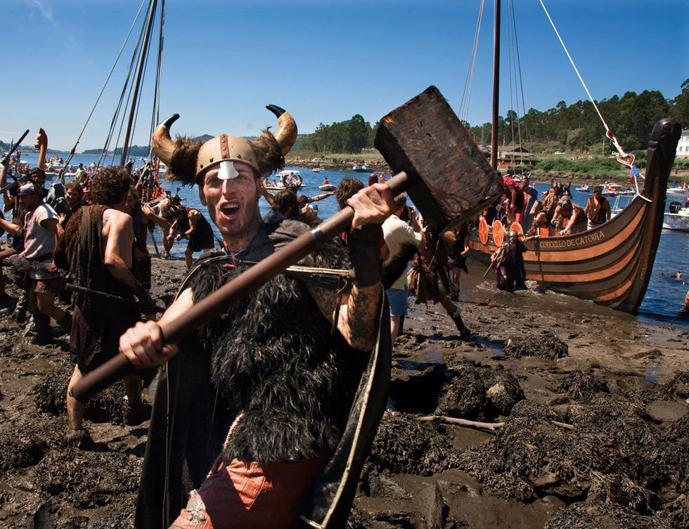 <p>Integrada desde febrero de este año en el Itinerario Cultural Vikingo del Consejo de Europa –la ruta más importante del mundo, por detrás solo de los Caminos de Santiago–, Catoira se prepara ya su representación anual. Se trata de la <a href="http://www.vikinga.es" target="_blank">Romería Vikinga,</a> una fiesta que se celebra la semana previa al primer domingo de agosto y reivindica el papel de Catoira en la defensa de Santiago. Además de teatro y música folk, el plato fuerte es la cena vikinga –obligatorio ir vestido de salvaje guerrero; 20 euros– y el desembarco, en un auténtico drakkar –barco de guerra– que nos traslada al siglo XI, cuando los temidos vikingos entraron en la ría de Arousa.</p>