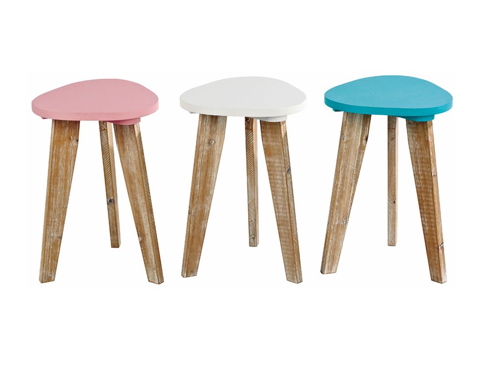 <p>Taburetes con patas de madera y asientos de colores, de <a href="http://www.casashops.com/es/home.html" target="_blank">Casa</a> (19,90 €).</p>