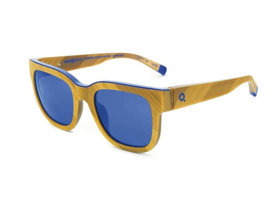 <p>Gafas de sol con cristales azules, de <strong>Etnia</strong> (169 €).</p>