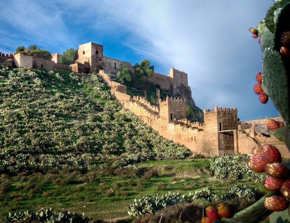<p>Un nuevo destino de Andalucía para la serie será Almería. La Alcazaba y sus murallas apareceran seguro, y además se están barajando el Faro de Mesa Roldán y algunos parajes naturales.</p>
