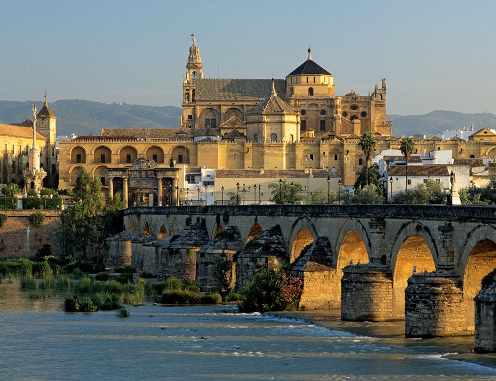 <p>El puente romano, el río Guadalquivir y distintas localizaciones de la ciudad de Córdoba también han formado parte de los escenarios de la serie.&nbsp;</p>