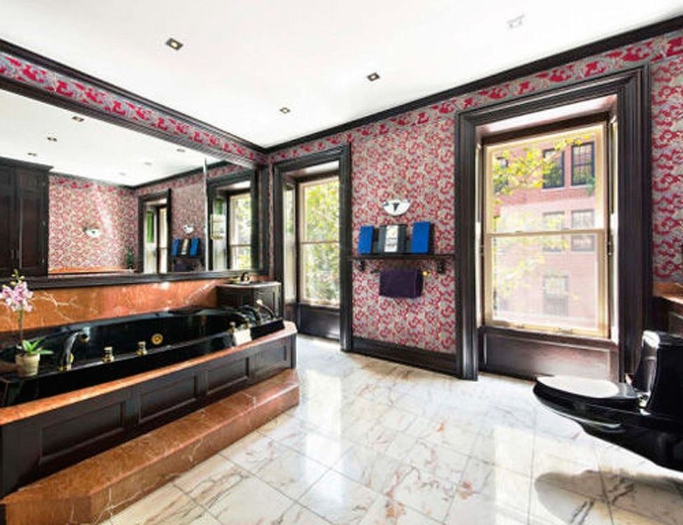 <p>Con una bañera de mármol negro y glamourosas paredes empapeladas, el ático de la actriz exhibe un fabuloso estilo<i> art decó.</i></p>