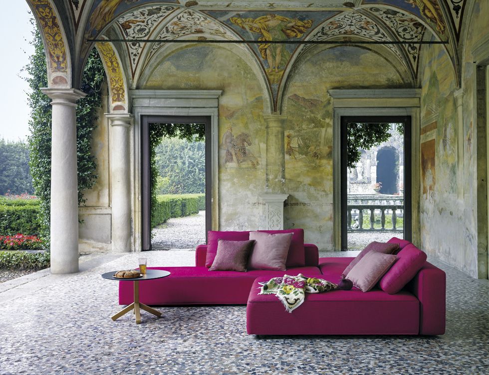 <p>Sistema modular de sofás <i>Dandy,</i> (precio según composición), con tapicería <i>Hive</i> fucsia, diseño de Rodolfo Dordoni para Roda.</p>