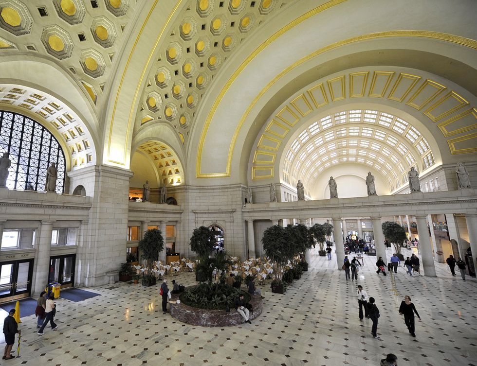 <p>La Union Station de la capital de Estados Unidos fue diseñada por Daniel H. Burnham y reúne un gran número de elementos clásicos mezclados con espacios abovedados. Se elaboró con costosos materiales como el mármol, el pan de oro o el granito blanco y recibe anualmente unos 32 millones de visitantes.</p>