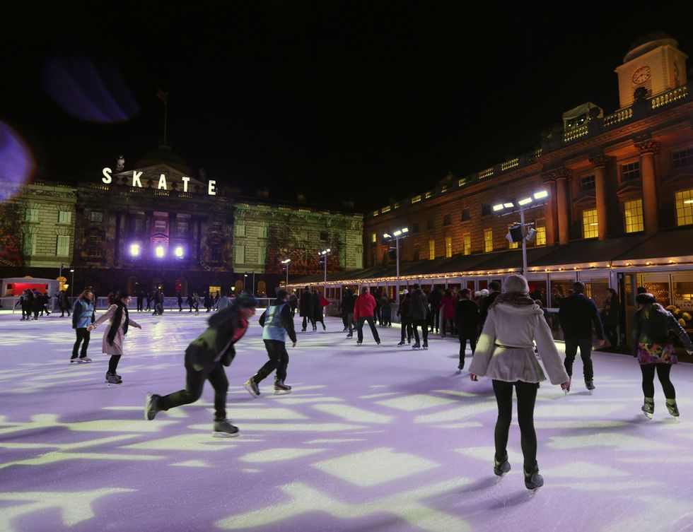 <p>Somerset House Ice Rink es la pista de patinaje más antigua de Londres y también es el escenario de la London Fahsion Week. Dispone de una escuela para aprender a deslizarse sobre el hielo con instructores acreditados ante la Asociación Nacional de Patinaje sobre Hielo. Estará abierta hasta el 5 de enero.</p>