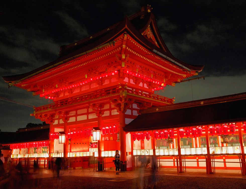 <p>Es uno de los templos sintoístas más importantes y conocidos de Japón, situado a las afueras de Kioto. Está dedicado a Inari, una deidad que tradicionalmente ha sido considerado como el patrón de los comerciantes, que han sido los encargados de crear un pasadizo techado de casi 4 km de longitud formado por ‘torii’ entregados a base de ofrendas.&nbsp;</p><p>&nbsp;</p>