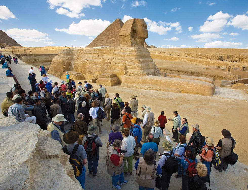 <p>Más de 3 millones de personas vienen cada año a las <a href="http://es.egypt.travel" target="_blank">pirámides de Guiza,</a> la única de las siete maravillas del mundo antiguo que sigue en pie. La pirámide de Jufu (o Keops, como se le conoce) es la más visitada de este colosal triángulo que se completa con las de Kefrén y Menkuara y, con la Gran Esfinge, siempre vigilante.</p><p>La meseta, a media hora de El Cairo, es el lugar idóneo para tu bautizo turístico en el Antiguo Egipto. Aquí también disfrutarás de tu primer paseo en camello y, si vienes por la noche, de un inolvidable espectáculo de luz y sonido. Desde 11 euros.</p>