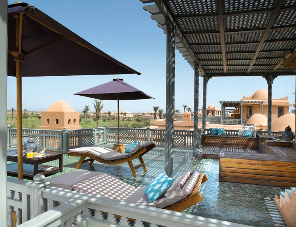 <p>Le Secret Garden es un complejo del grupo Palmeraie Hotels &amp; Resorts. Está formado por 23 villas de auténtico lujo en el Palmeral de Marrakech (a lo largo de 1,8 hectáreas), que parecen palacetes árabes. Albergan tres habitaciones, vestidor, cocina y salón con biblioteca, bar y amplios ventanales que conducen a la terraza, desde donde podrás ver el campo de golf, la piscina principal y el Palmeral. Tienen también sauna, hammam y piscina con solárium. El alojamiento, desde 645 euros, incluye refrescos, wifi, acceso al gimnasio, miniclub para niños y servicio de transporte al centro de la ciudad.</p><p><a href="http://www.palmeraiemarrakech.com/es" target="_blank">Le Secret Garden.</a> Circuit de la Palmeraie, BP1488. Marrakech (Marruecos).&nbsp;Tél.&nbsp;00212 524 334 343.</p>
