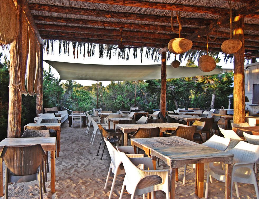 <p>Su ambiente bohemio y chic ofrece lo mejor de la fusión de la cocina mediterránea y la vasca. Playa de Cavall d’en Borràs, Illetas, tel. 971 32 45 72, <a href="http://www.besobeach.com/" target="_blank">besobeach.com</a>. Precio medio: 35 €</p>