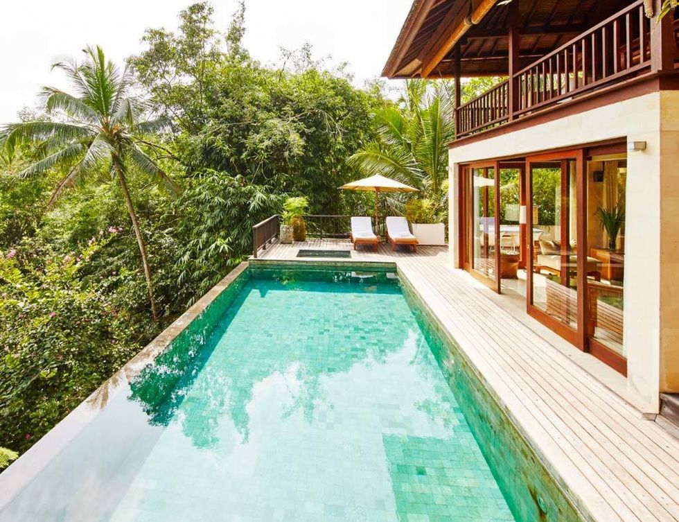 <p>Las piscinas colgantes de las suites se asoman a la jungla de Ubud, en Bali. Viendo esta imagen, es fácil entender por qué este resort está concebido como lugar de retiro y descanso.</p>