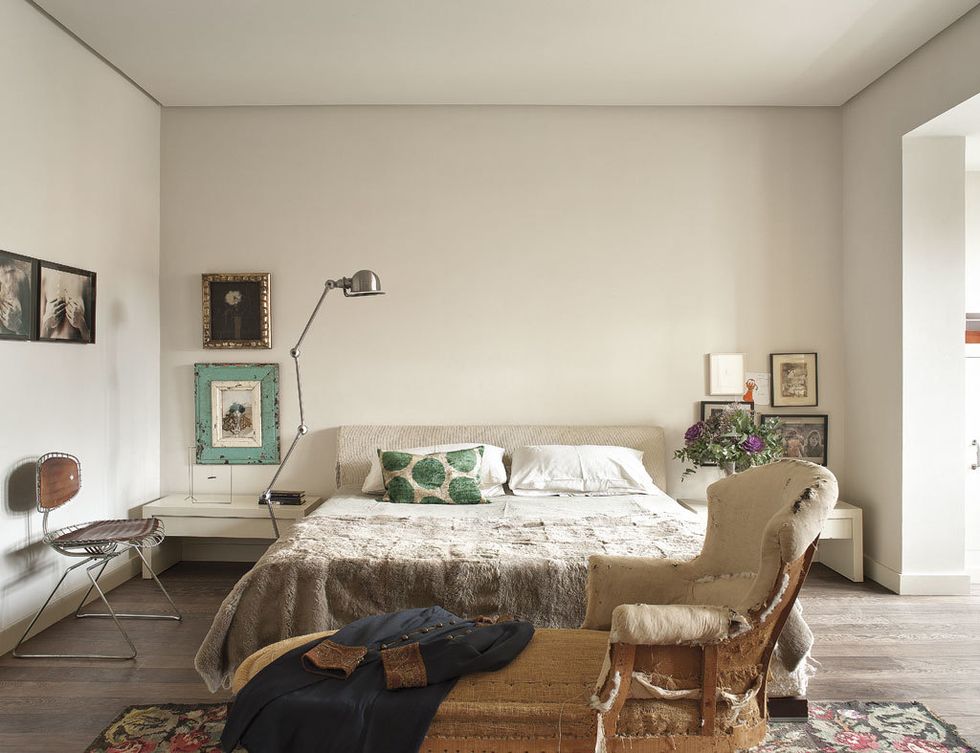 <p>En blanco con toques verde agua, el dormitorio está vestido para atraer la calma y el relax. Fotografías de la artista Carmen Mariscal y pinturas de Carla, además de recuerdos familiares, decoran las paredes. Una chaise longue, de Estudio Restauración, a pie de cama y una preciosa silla del Centro Pompidou hacen un guiño sofisticado. Almohadón de Anmoder.</p>