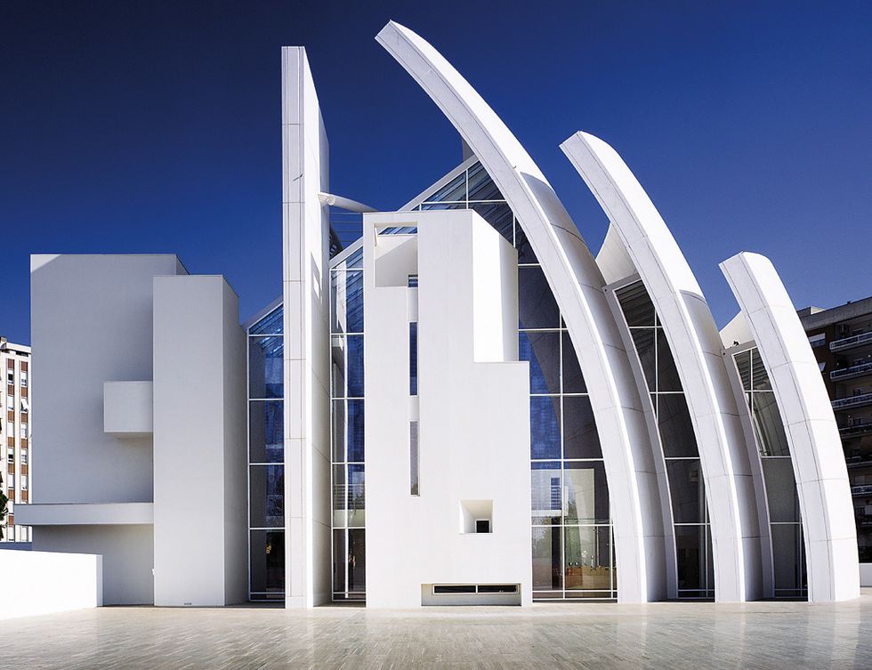 <p>En realidad es una Iglesia, pero también merece una mención. Se encuentra en Roma, es obra del arquitecto Richard Meier y se creó durante la celebración del Jubileo 2000 dentro del programa '50 iglesias para Roma 2000'. La primacía del color blanco y el dominio de la luz sobre toda la construcción son sus más importantes características. </p>