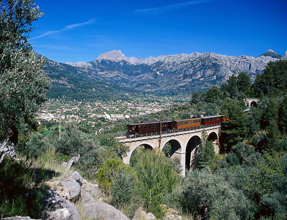 <p>Es uno de los grandes trenes turísticos de nuestro país. Cada día, desde 1912, realiza el trayecto entre Palma de Mallorca y Sóller de 27,3 km. También es un ferrocarril de vía estrecha (su ancho es de menos de un metro) y su aspecto resulta muy 'artesano'. Te gustará porque su trazado supera de forma inteligente el desnivel de la sierra de Alfàbia, con varias pendientes, túneles, puentes y viaductos. Un recorrido imprescindible.</p>