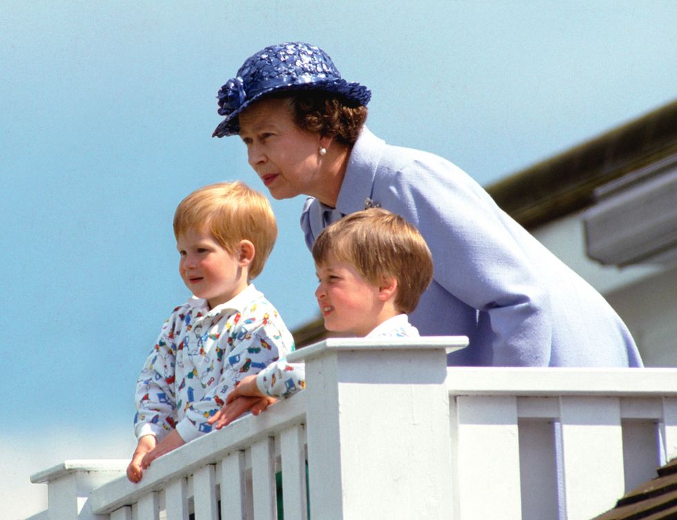 <p>También hemos visto su faceta más tierna con sus nietos William y Harry en 1987.&nbsp;</p>
