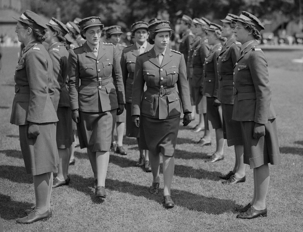 <p>En 1946 pasando revista a las tropas vestida de uniforme. &nbsp;</p>