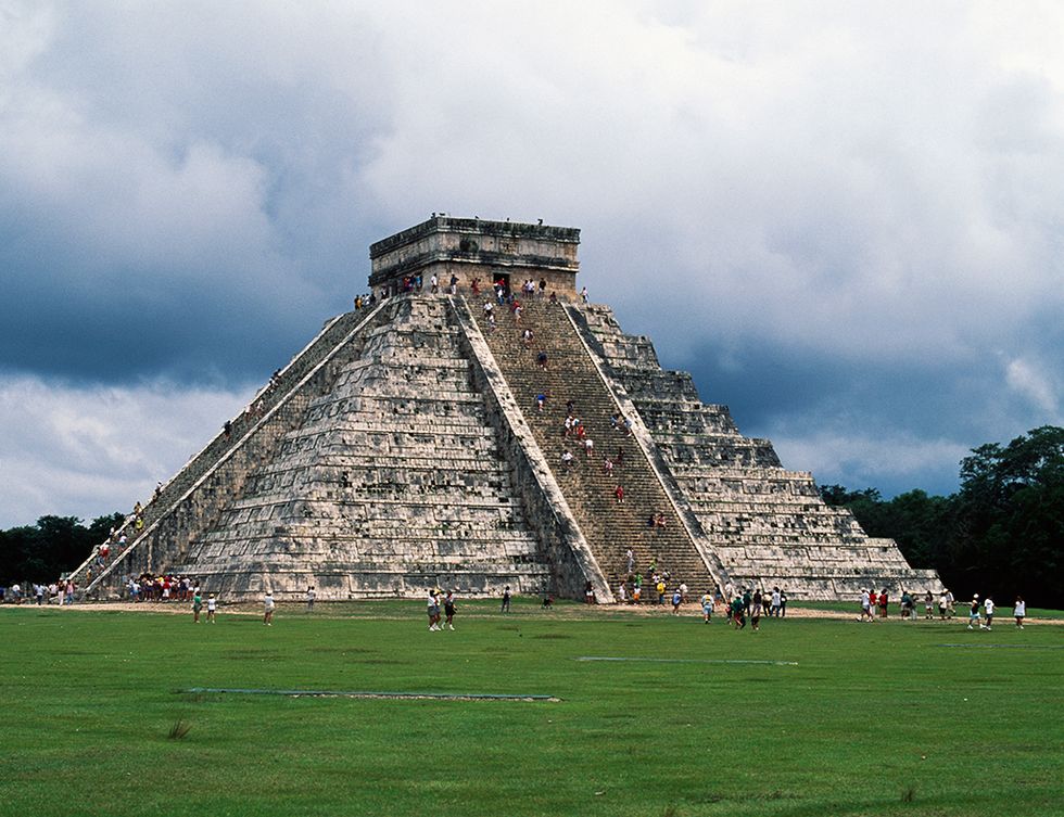 <p>Son los restos arqueológicos más importantes de la cultura maya y el punto más visitado de México. En ellos, sobresale 'El Castillo'; es decir, la pirámide de Kukulkán, de 24 metros de alto. De planta cuadrangular y nueve cuerpos escalonados, está decorada con cabezas de serpiente que se proyectan en el amanecer y el atardecer sobre la explanada, creando un ambiente mágico.</p>