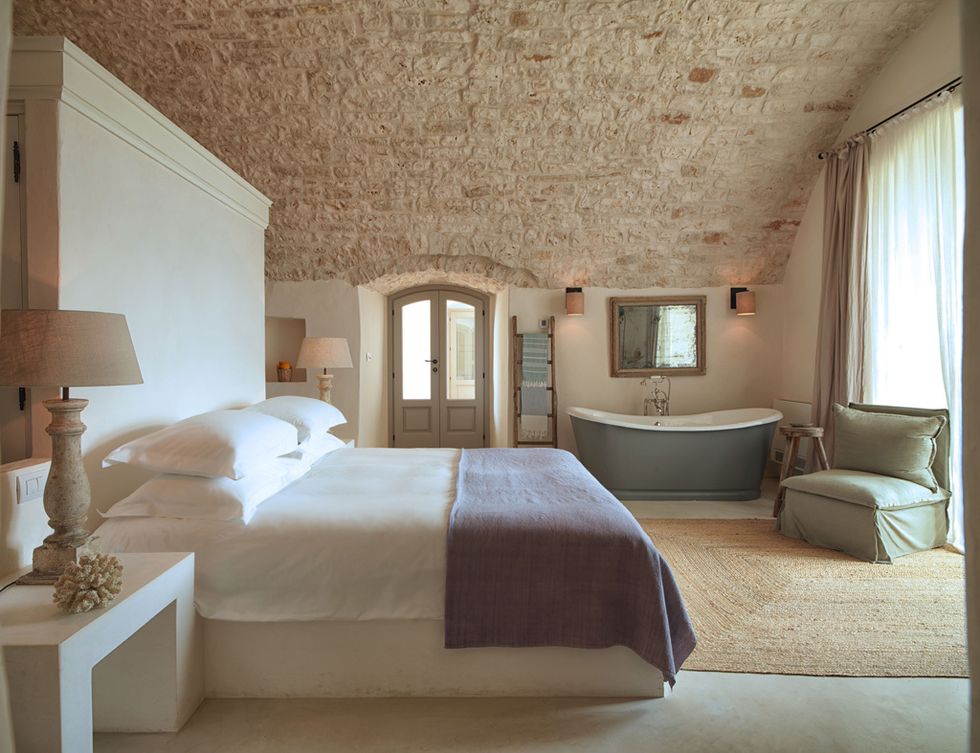 <p>La habitación <i>Valentino,</i> con techo abovedado y bañera integrada.</p>