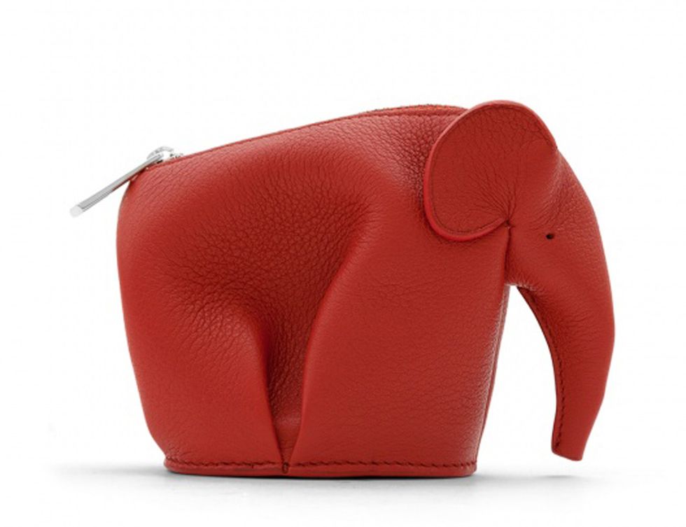 <p>Le encantará este divertido monedero de piel con forma de elefante de <strong>Loewe</strong>. Por 225 €.</p>