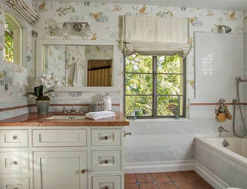 <p>La mítica actriz dejó su sello en el baño de su mansión de Los Ángeles. Sencillo y estiloso, al más puro estilo <i>cottage.</i></p>