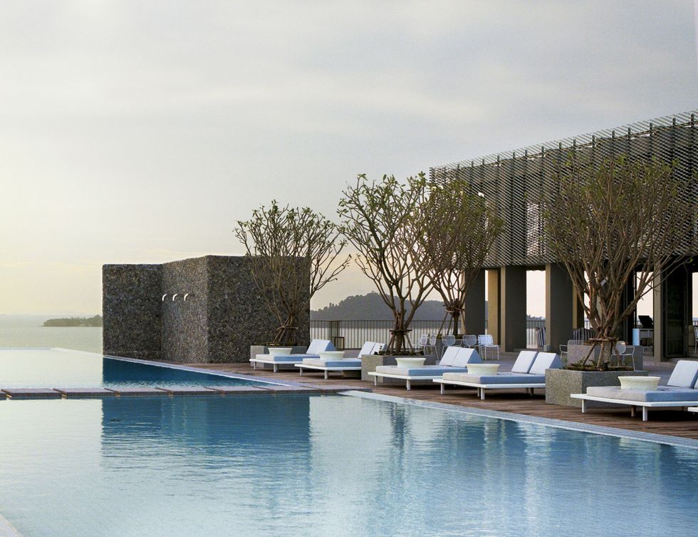 <p>La infinity pool del hotel, con más de  100 metros en tres tramos y unas vistas  espectaculares al mar de Andamán y la bahía de Phang Nga, se convierte en uno de los mejores rincones para relajarse, tumbados en las daybed de Gervasoni. </p>