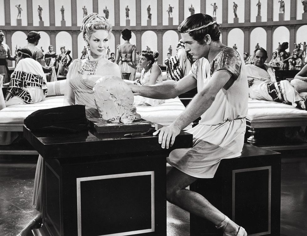 <p>'El cáliz de plata' (Victor Saville, 1954) fue el debut cinematográfico del actor más guapo del mundo, a los 29 años y en un papel que habían ofrecido antes al mismísimo James Dean. Pero Newman no quedó para nada satisfecho del resultado, y cuando en 1966 la estrenaron por la tele, pagó un anuncio en la revista 'Variety' para pedir perdón por su actuación y solicitar al público que no la viera. Evidentemente, pasó justo lo contrario. Newman continuaría diciendo toda su vida que fue la “peor película producida en los años 50”.</p>