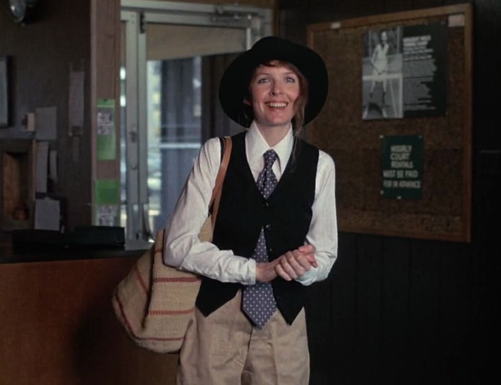 <p>La estadounidense aportó prendas de su armario a su personaje en <strong>'Annie Hall'</strong> (1977), pero el gran responsable del look del filme fue Ralph Lauren. Pasó a la historia como el epítome del estilo masculino en la mujer. Con su desenfadado chaleco, unos pantalones amplios, una camisa blanca y su eterno sombrero, <strong>Diane Keaton</strong> fascinó primero a Woody Allen y después a una legión de seguidoras que la han imitardo durante décadas.</p>