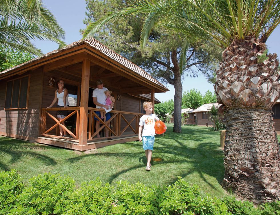 <p>Playa Montroig Camping Resort ha obtenido múltiples premios por sus instalaciones. Tu familia estará encantada de alojarse durante unos días en uno de los bungalós de madera (a partir de 110 euros para cuatro personas). Aunque sabemos que los niños tendrán unas vacaciones llenas de diversión por los programas de animación y ocio.&nbsp;Tél.&nbsp;977 81 06 37.</p>