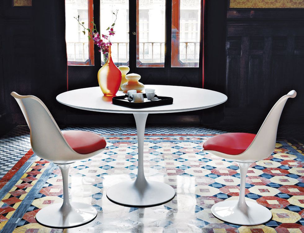 <p>El arquitecto finlandés Eero Saarinen concibió la mesa y las sillas <i>Tulip</i> en 1956. Hoy día son un clásico y las edita Knoll.</p>