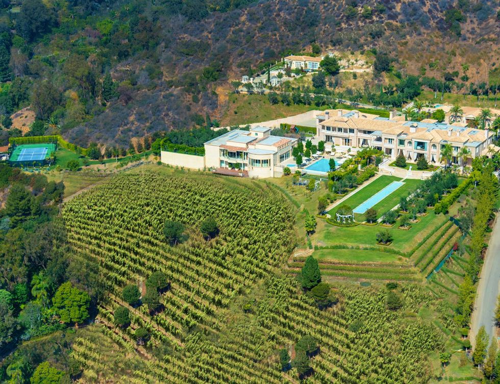 <p>La casa, situada en el corazón de Beverly Hills y rodeada de viñedos, ha batido el récord, nunca antes se había puesto a la venta una propiedad por tanto dinero. Hasta ahora, el récord de venta es de 120 millones de dólares. Ya veremos cuanto se paga por ésta. </p>