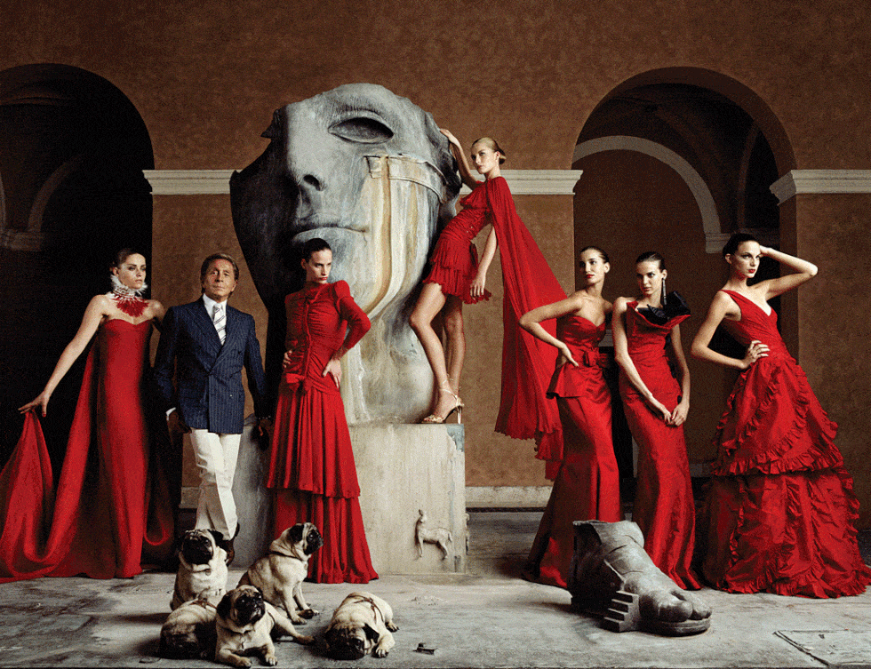 <p>
&nbsp;Si tuviésemos que describir a este legendario diseñador de moda con una palabra sería 'Rojo'. Es uno de los hombres más famosos de Italia y en el documental 'Valentino: the last emperor' se documenta el colorido y dramático acto de clausura de la carrera de este gran diseñador, en París, el 23 de enero de 2008. <br />
Dos años de trabajo y más de 250 horas de grabación han dado forma a este film que de una manera muy elegante y emotiva cuenta la historia de la conservador diseñador y muestra la relación única entre Valentino y su socio y compañero, Giancarlo Giammetti.<br />2008 - The last emperor</p>