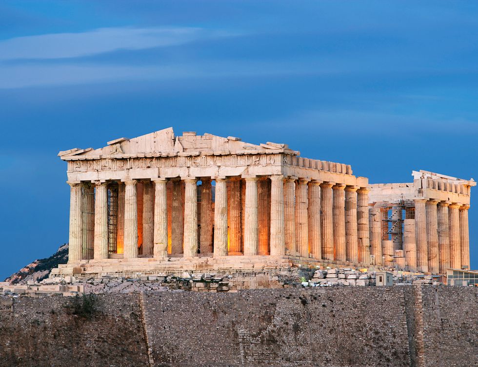 <p>Pasear por las ruinas de la Acrópoilis consigue hacernos conscientes del origen del hombre, de la importancia de la cultura clásica y también de preservar nuestra herencia histórica. Situado en lo alto de una colina ateniense, esta ciudad construida en el siglo V a.C todavía sigue atrayendo las miradas de los visitantes, en edificios como el Partenón, el Erecteión o el templo de Atenea Niké.</p><p>&nbsp;</p>
