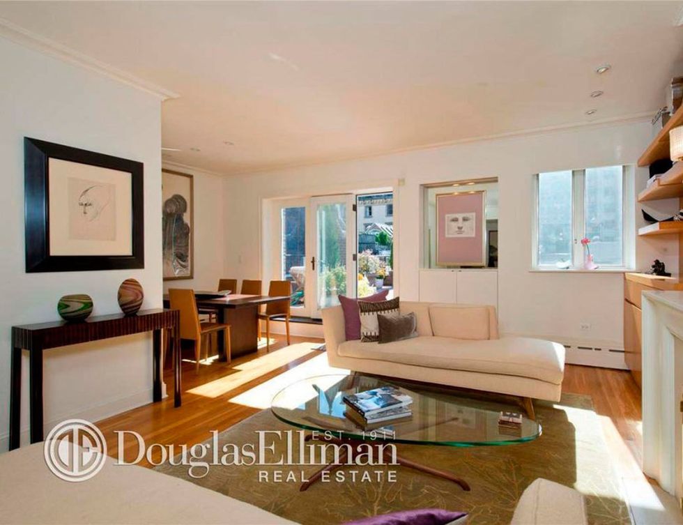 <p>Según se cuenta en <a href="http://www.zillow.com/blog/hathaway-snags-uws-penthouse-191703/" target="_blank">Zillow</a>, Anne Hathaway ha pagado 2,28 millones de € por esta casa de 1.200 m2, que se encuentra en una de las urbanizaciones privadas construidas en el UWS. </p>