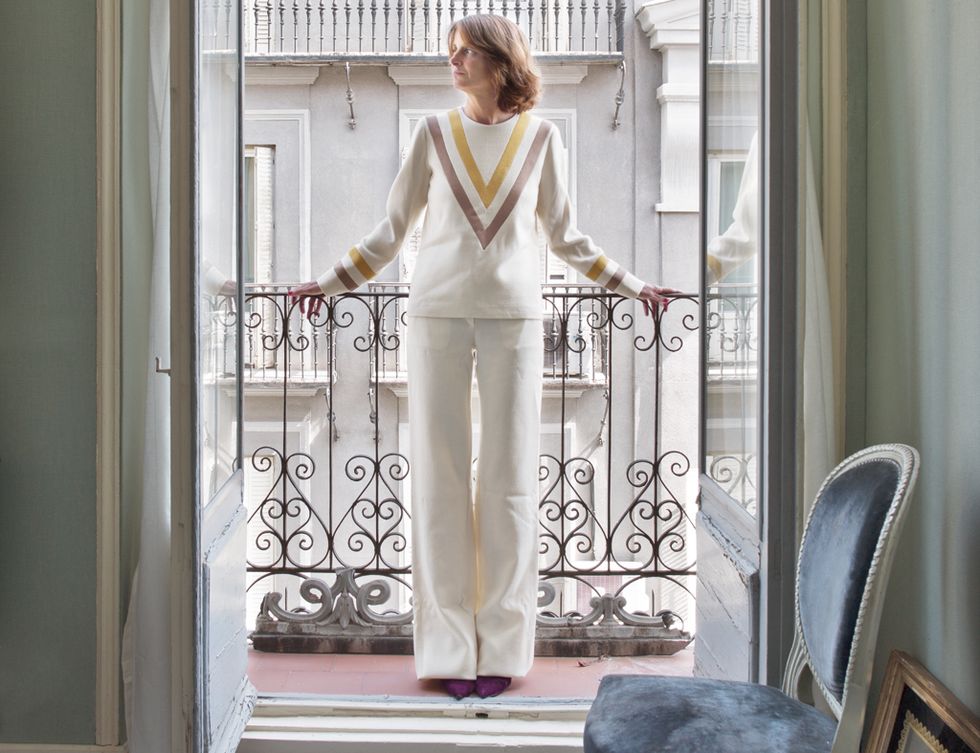 <p>Es lo que ha hecho María Fitz-James, vestida de Teresa Helbig, que posa en uno de los cuatro balcones de la vivienda. De fondo, la arquitectura del Madrid más clásico.&nbsp;</p>