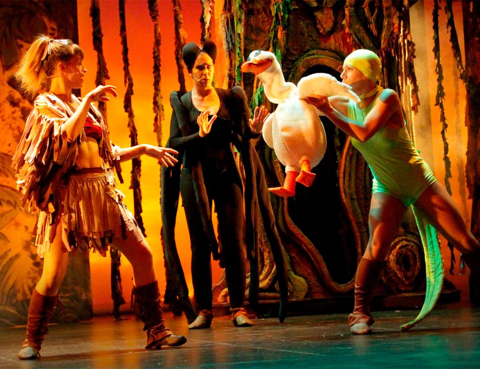 <p>¡La selva salta al escenario para llenar de magia&nbsp;el Teatro Alcalá de Madrid! Tarzán El Musical se estrena este sábado y promete ser todo un espectáculo para pequeños, jóvenes y mayores. El famoso hombre de la selva nos evoca un sinfín de sueños: aventuras, naturaleza, libertad,... y ahora ha llegado a Madrid para que le acompañemos en sus hazañas. ¿Te vienes?</p>
