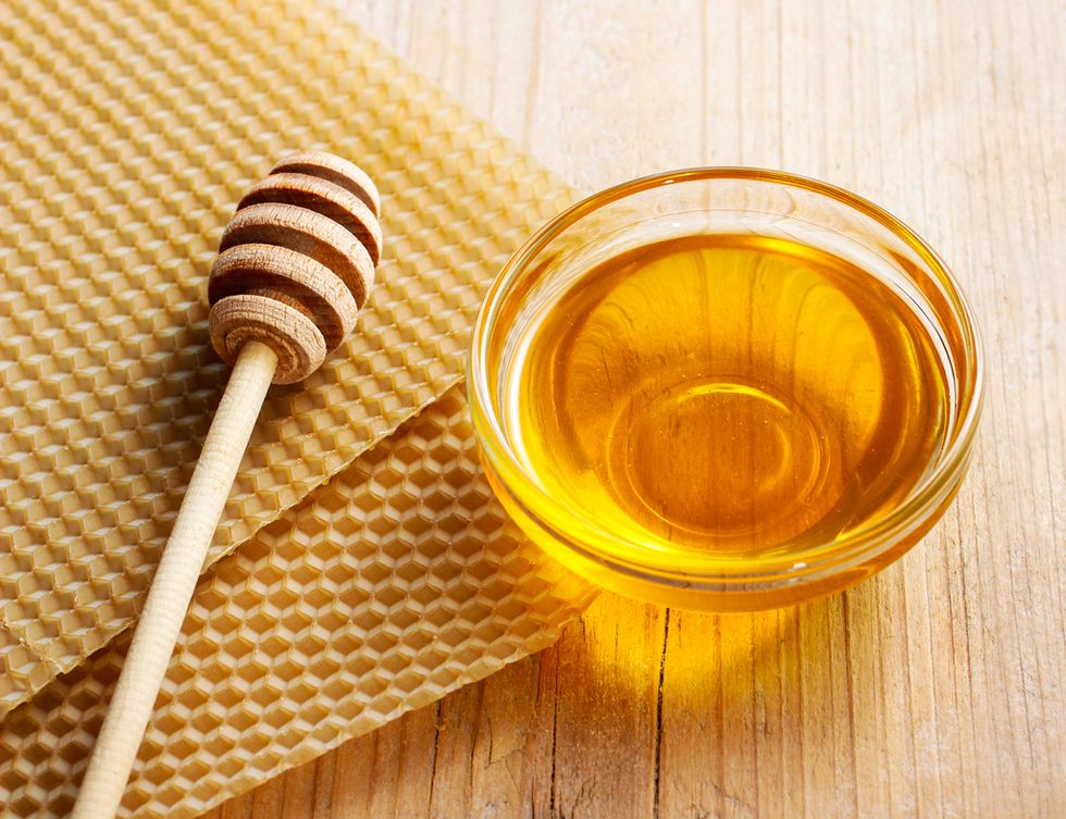 <p>El producto de las abejas es un extendido endulzante natural pero, debido a su alta concentración de azúcares, no es una buena opción si el objetivo es el control del peso. La miel aporta 304 calorías por cada cien gramos, no muy lejos de las 387 del azúcar refinado. Sin embargo, ésta aporta una serie de macronutrientes (calcio, magnesio, fósforo, vitamina C...) que la convierten en una opción más sana y nutritiva.</p>