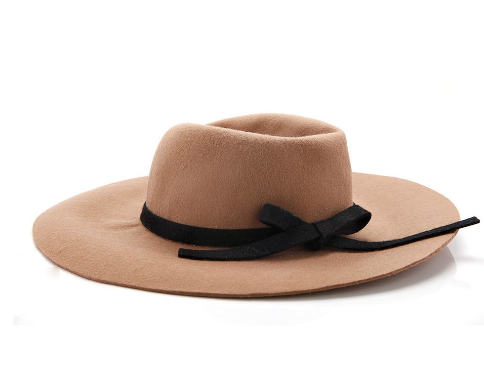 <p>Sombrero de fieltro beis con cinta negra de <strong>Tantra (31,25 euros).</strong></p>