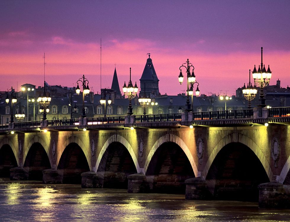 <p>Otro de los mejores lugares de Burdeos para obtener unas fotos preciosas de noche es este puente sobre el río Garona. Sus 17 arcos corresponden al mismo número de letras que hay en el nombre de Napoleón Bonaparte, que fue quien mandó construirlo.&nbsp;</p>