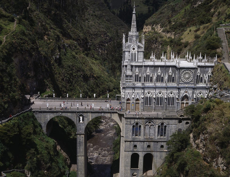 <p>El Santuario de Nuestra Señora de las Lajas es de estilo gótico del siglo XIV, está ubicada en el municipio colombiano de Ipiales y nada más verla impresiona por estar construida en un puente sobre el cauce del río y porque el ábside forma parte de la montaña que lo rodea. </p>