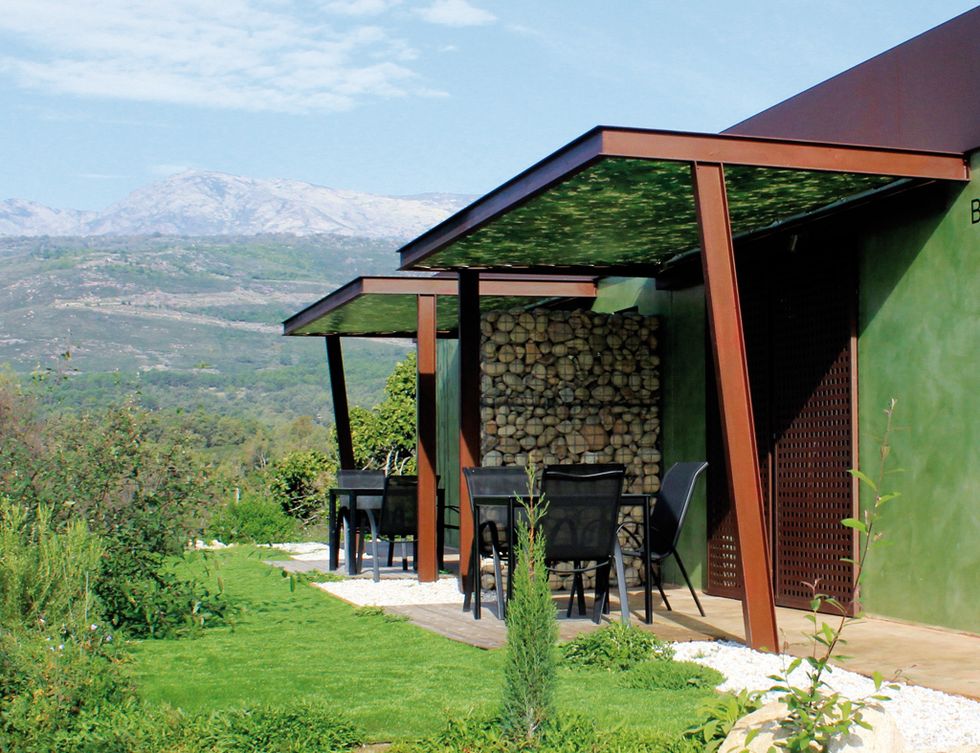 <p>La comarca de La Vera se halla entre la sierra de Gredos y el valle del Tiétar, que goza de unas condiciones meteorológicas increíbles. Puedes imaginar que los parajes naturales que te esperan en este territorio son fascinantes.</p><p>Veragua te permite elegir el tipo de apartamento (a partir de 70 euros) que necesitas, según el número de personas. Es un lugar perfecto para organizar tus actividades al aire libre, iniciar excursiones para saciar tu curiosidad sobre la arquitectura popular de esta idílica comarca o dar un largo paseo (3 km) hasta Villanueva de la Vera, que presume de ser Conjunto Histórico Artístico.</p><p><a href="http://www.veraguaocio.com" target="_blank">Veragua.</a> Ctra. EX-203, Km. 75,200. Villanueva de la Vera (Cáceres).&nbsp;Tel.&nbsp;927 19 86 18.&nbsp;</p><p>&nbsp;</p>