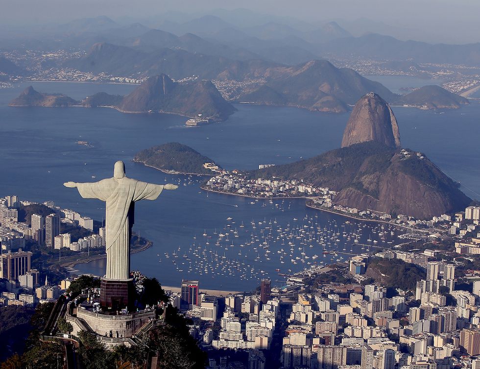 <p>Es un enclave que representa a todo un país, el del Cristo Redentor que mira a Rio de Janeiro desde el monte Corcovado, a 700 metros de altura. Resulta inspirador de día, cuando el paisaje desde lo alto quita el aliento, y de noche, cuando se ilumina y la figura parece 'volar' sobre la ciudad. La estatua mide 38 metros de alto y fue inaugurada en 1931</p><p>&nbsp;</p>