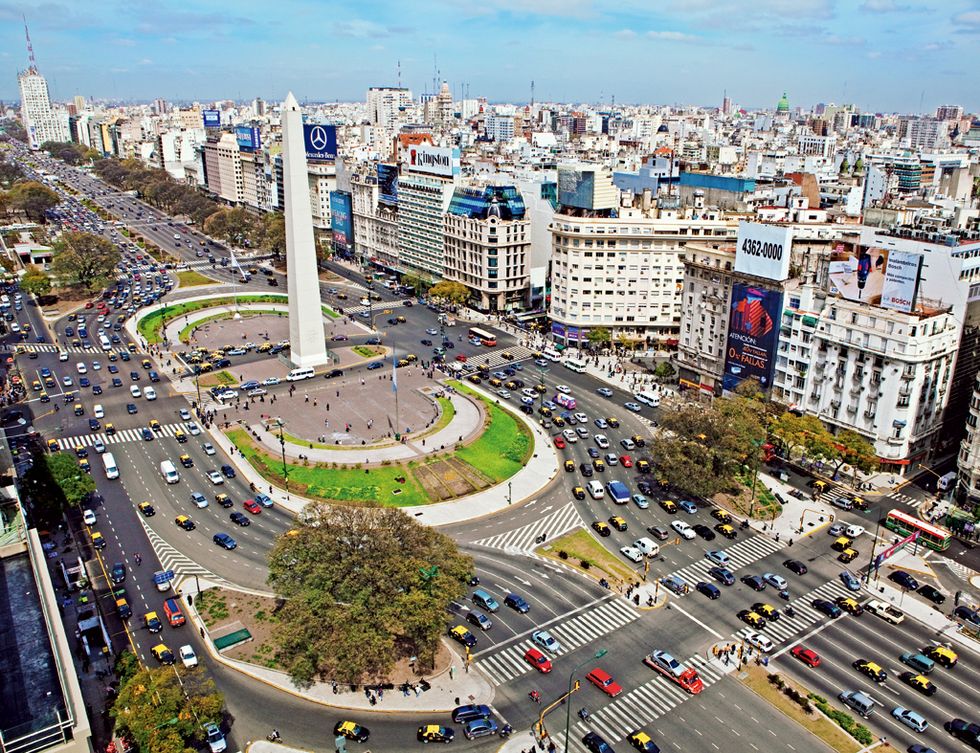 <p>Necesitarás dos o tres cambios de semáforo y grandes dosis de paciencia para atravesar una de las arterias más anchas del mundo. Es la <a href="http://www.turismo.buenosaires.gob.ar." target="_blank">Avenida 9 de Julio</a>, que conmemora la fecha de independencia del país: 140 m de ancho que atraviesan el centro de Buenos Aires de sur a norte, conectando la plaza de la Constitución con la avenida Libertador. &nbsp;A lo largo de sus 22 carriles –16 en su calzada central a los que se suman los de las calles Carlos Pellegrini y Cerrito– encontrarás iconos porteños, como el Teatro Colón o el Obelisco. Desde 2013, Metrobús 9 de Julio, con 11 líneas de autobuses, mejora la circulación por esta arteria vial. &nbsp;</p>