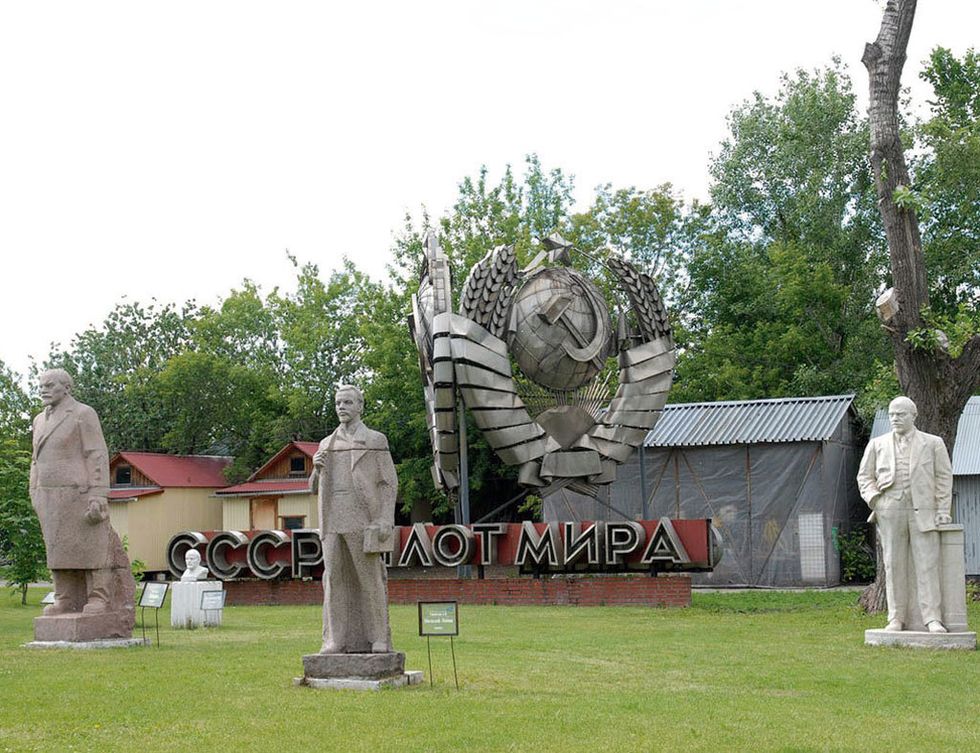 <p>Líderes de la antigua KGB, bustos de Stalin, estatuas de Lenin y hasta una figura del zar Pedro I El Grande comparten, desde hace más de dos décadas, este espacio al aire libre, ubicado junto al río Moskova. La Gran Guerra Patria, como los rusos conocen a la Segunda Guerra Mundial, queda retratada en este bosque de esculturas.</p><p>• Lugar: <a href="http://www.muzeon.ru" target="_blank">Parque Muzeon</a> (Krimski Val, 10).&nbsp;</p>