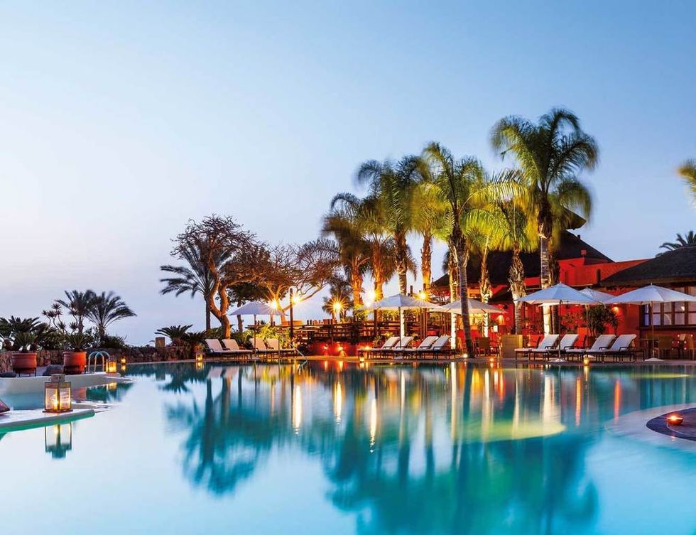 <p>La discreción impide que The Ritz-Carlton, Abama (Tenerife) traicione la confianza de aquellos clientes que abonan al menos 225 euros, con desayuno. Las vistas hacia La Gomera, sus jardines, 7 piscinas y un spa de 2.500 m2 atraen a viajeros de todo el mundo. La oferta gastronómica es de otro mundo, con estrellas Michelin en el M. B. y el Kabuki.Tel.&nbsp;922 12 60 00.</p>
