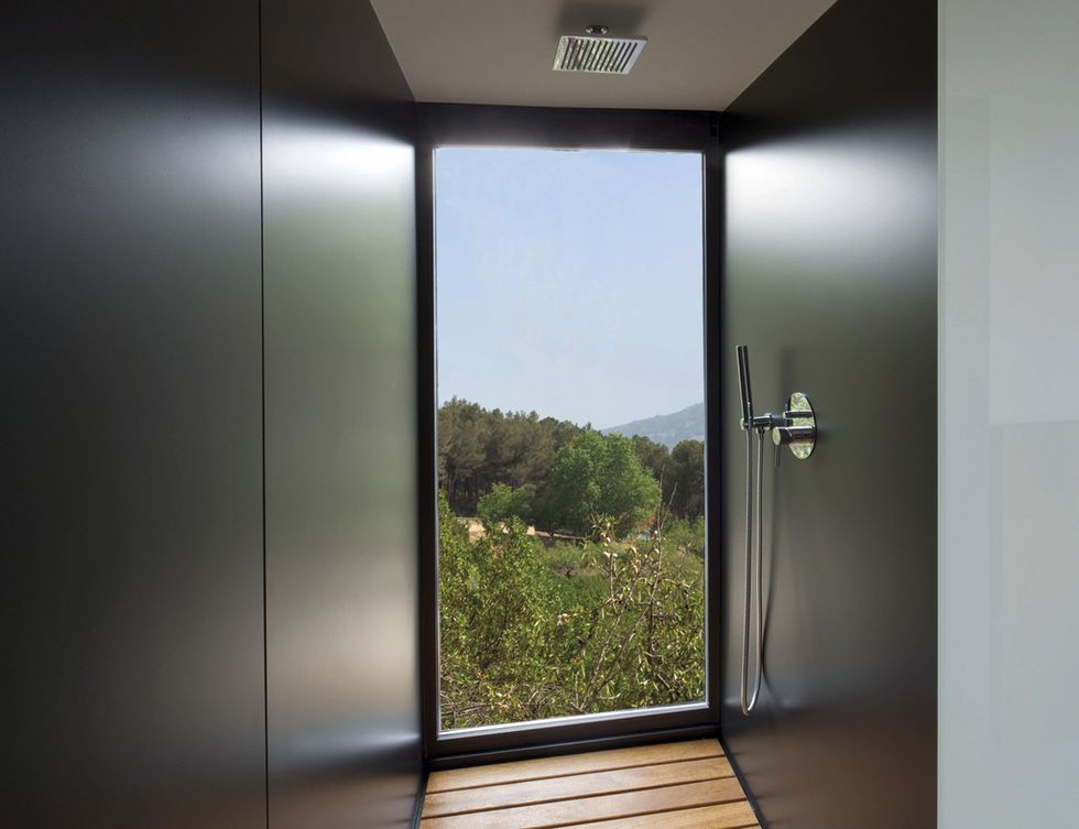 <p>La ducha con vistas de uno de los alojamientos: el “lujo perceptivo” se puede disfrutar desde cualquier espacio.&nbsp;</p><p>&nbsp;</p>